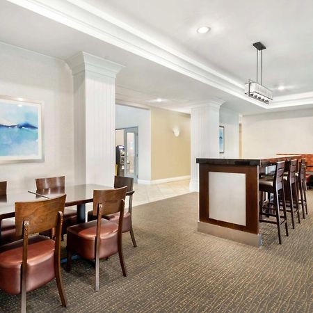 Best Western Plus Appleton Airport Mall Hotel Екстериор снимка