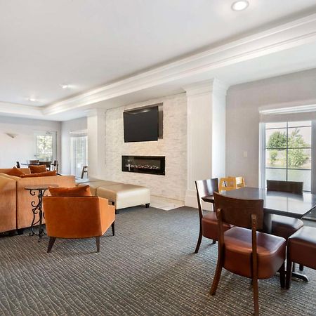 Best Western Plus Appleton Airport Mall Hotel Екстериор снимка