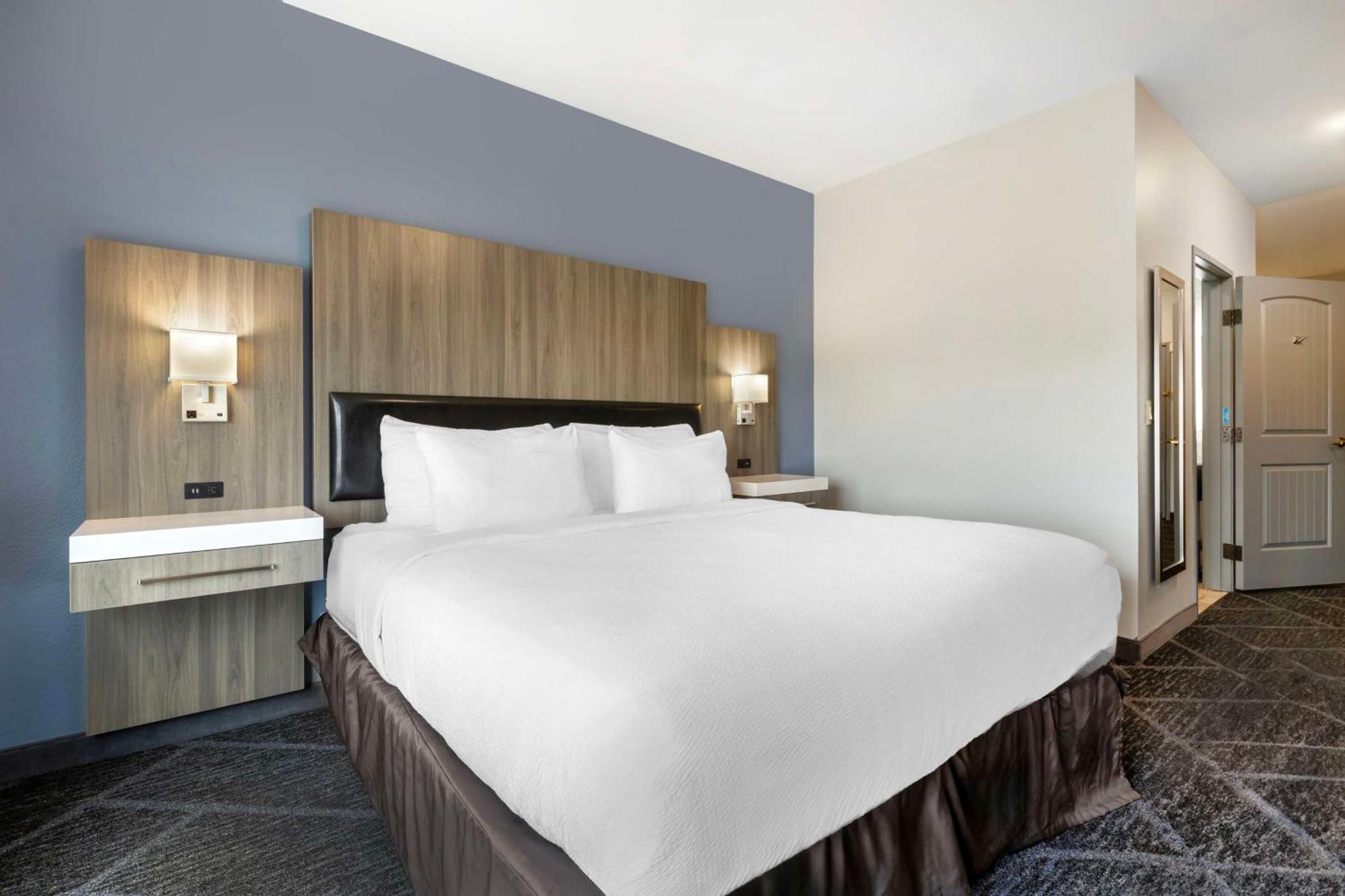 Best Western Plus Appleton Airport Mall Hotel Екстериор снимка