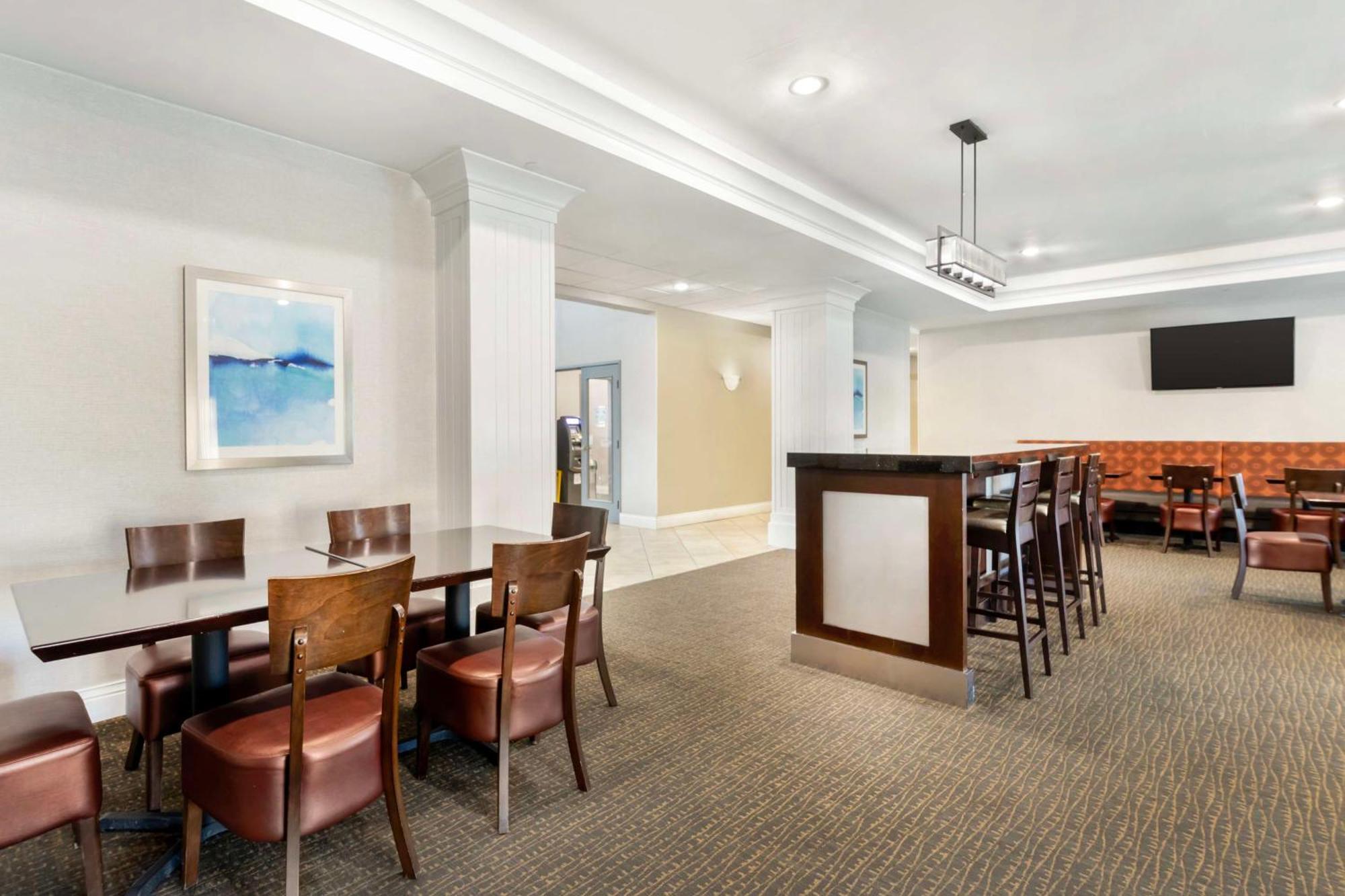 Best Western Plus Appleton Airport Mall Hotel Екстериор снимка