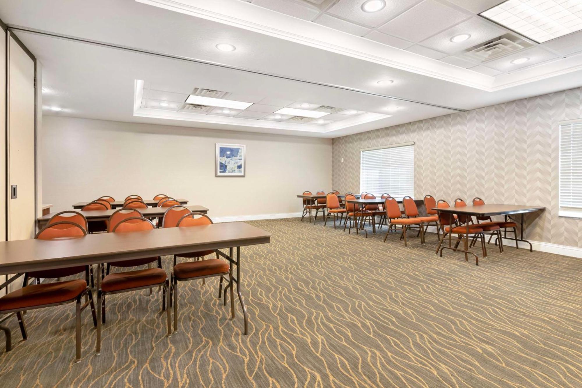 Best Western Plus Appleton Airport Mall Hotel Екстериор снимка