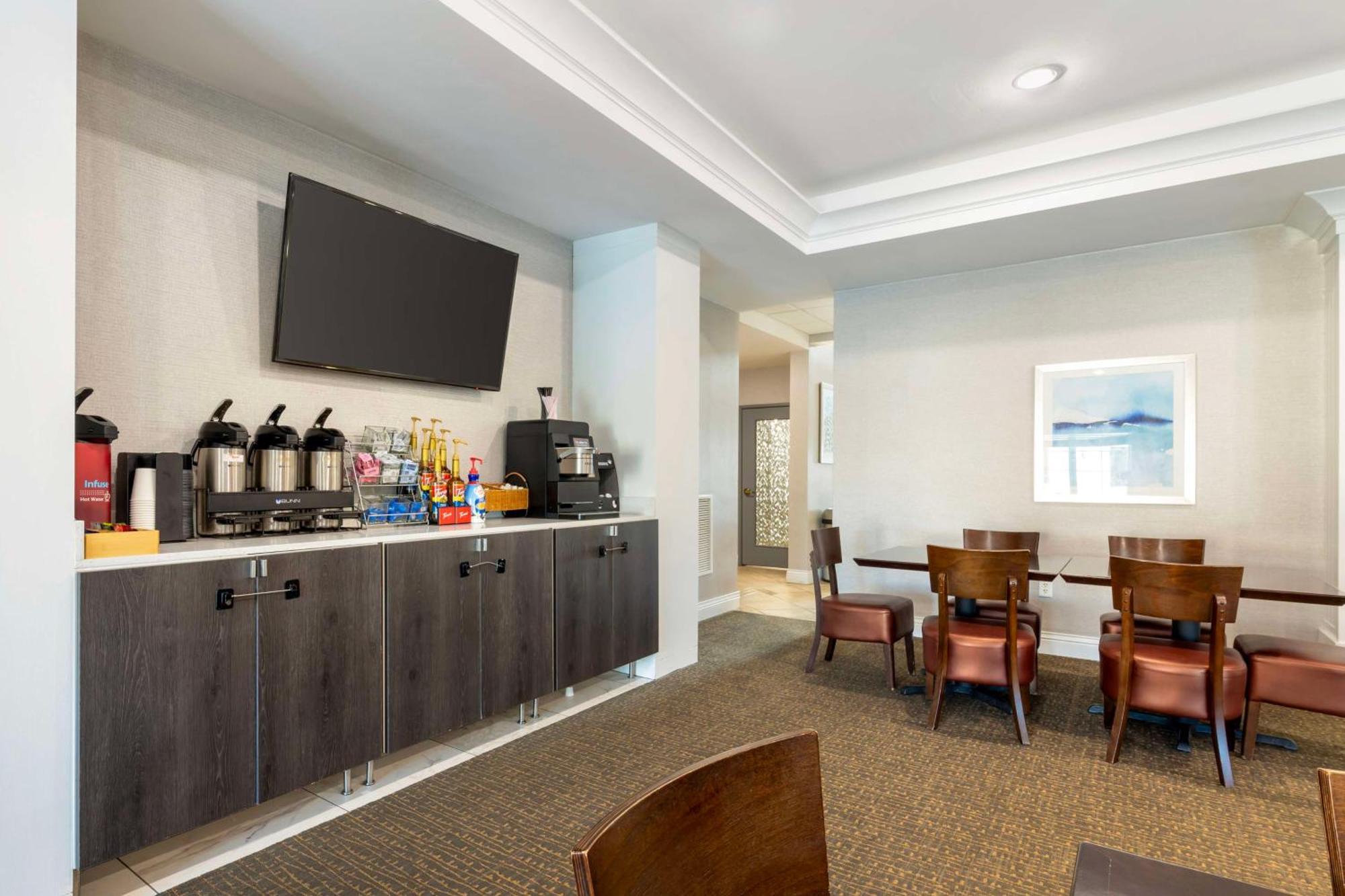Best Western Plus Appleton Airport Mall Hotel Екстериор снимка