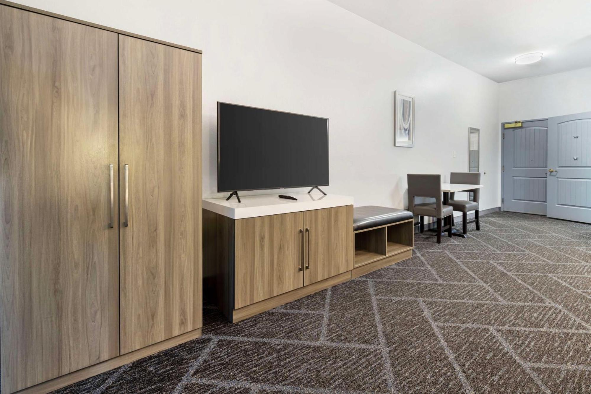 Best Western Plus Appleton Airport Mall Hotel Екстериор снимка