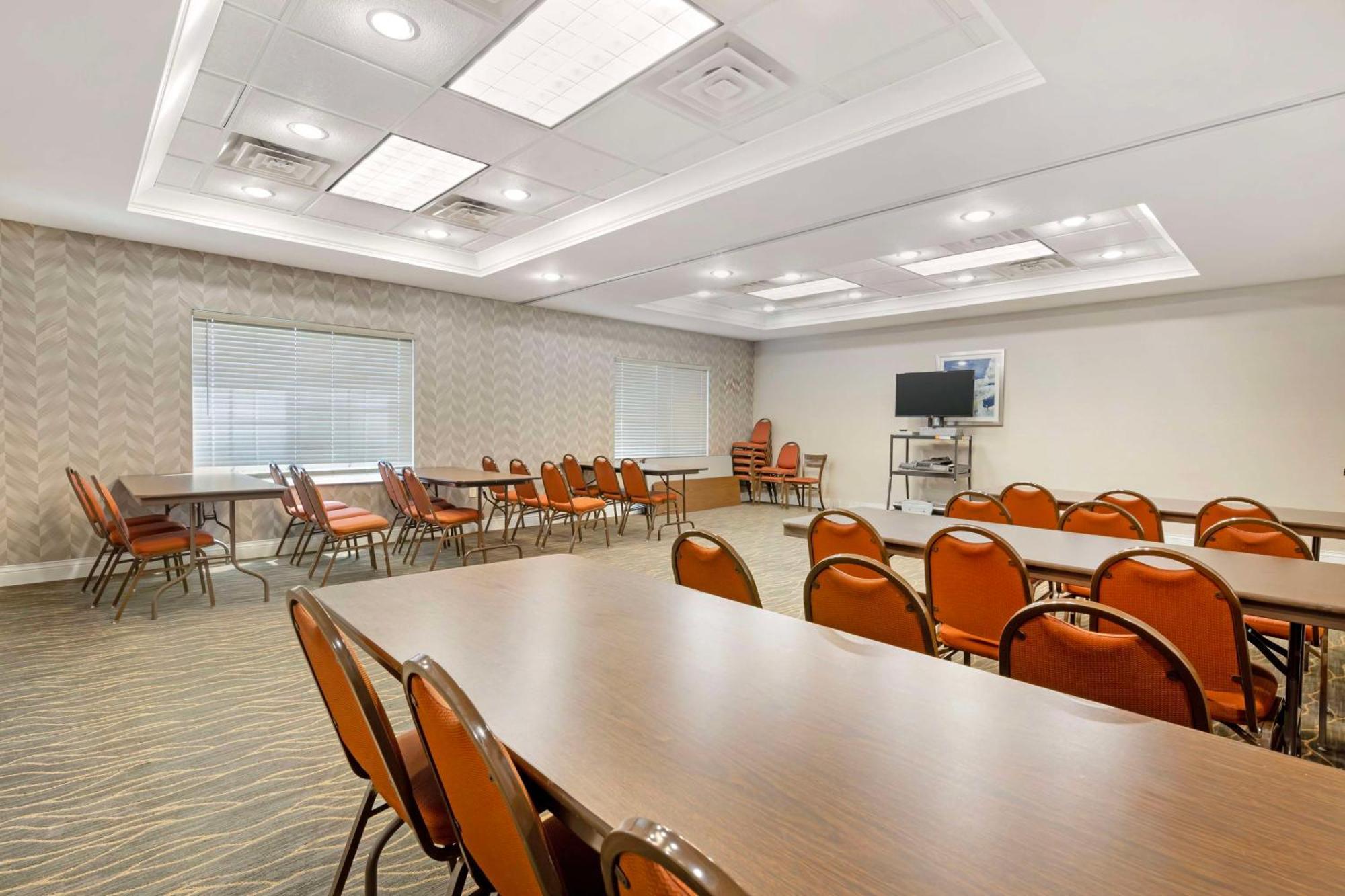 Best Western Plus Appleton Airport Mall Hotel Екстериор снимка