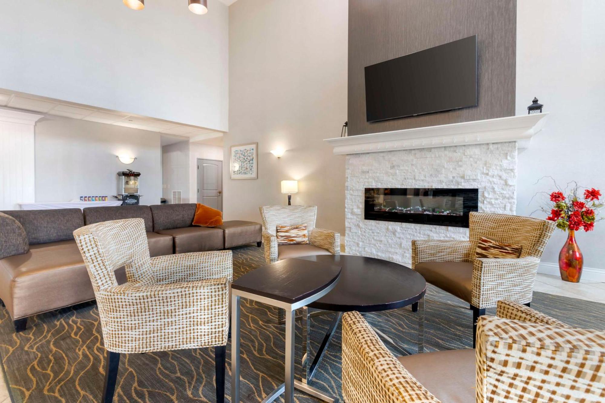 Best Western Plus Appleton Airport Mall Hotel Екстериор снимка